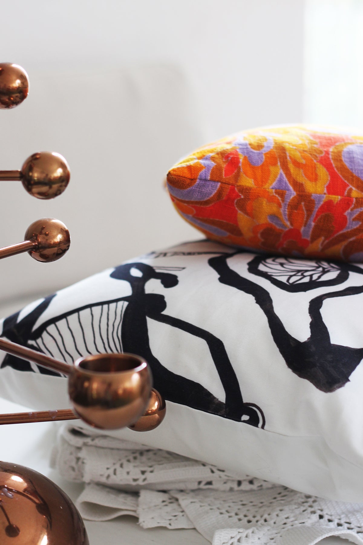 Kuddfodral Blommor & Broar svart-vit