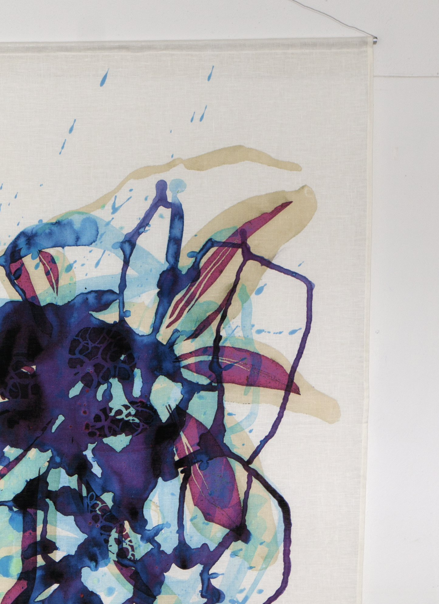 Väggtextil Wet Flower Blue