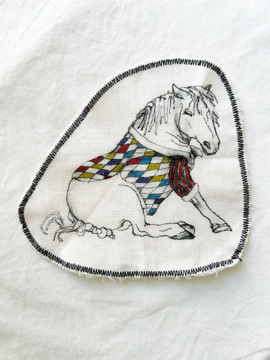 Unikt textilemblem - Dressed Horse