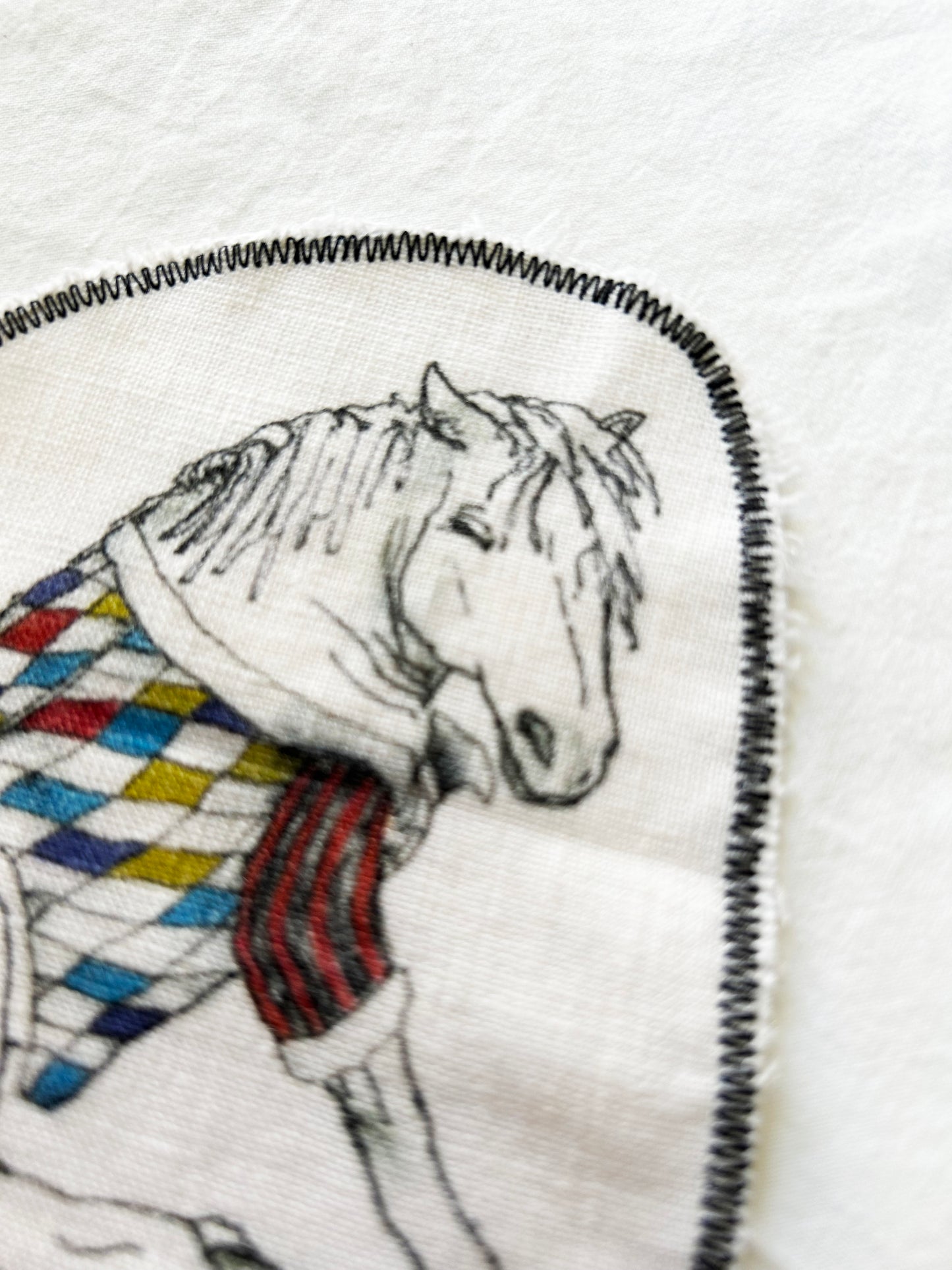 Unikt textilemblem - Dressed Horse