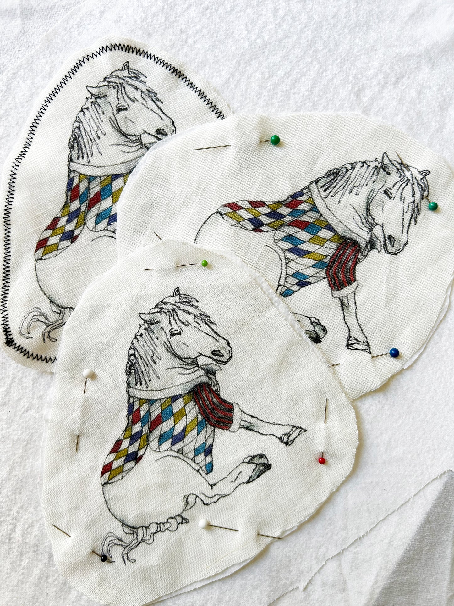 Unikt textilemblem - Dressed Horse