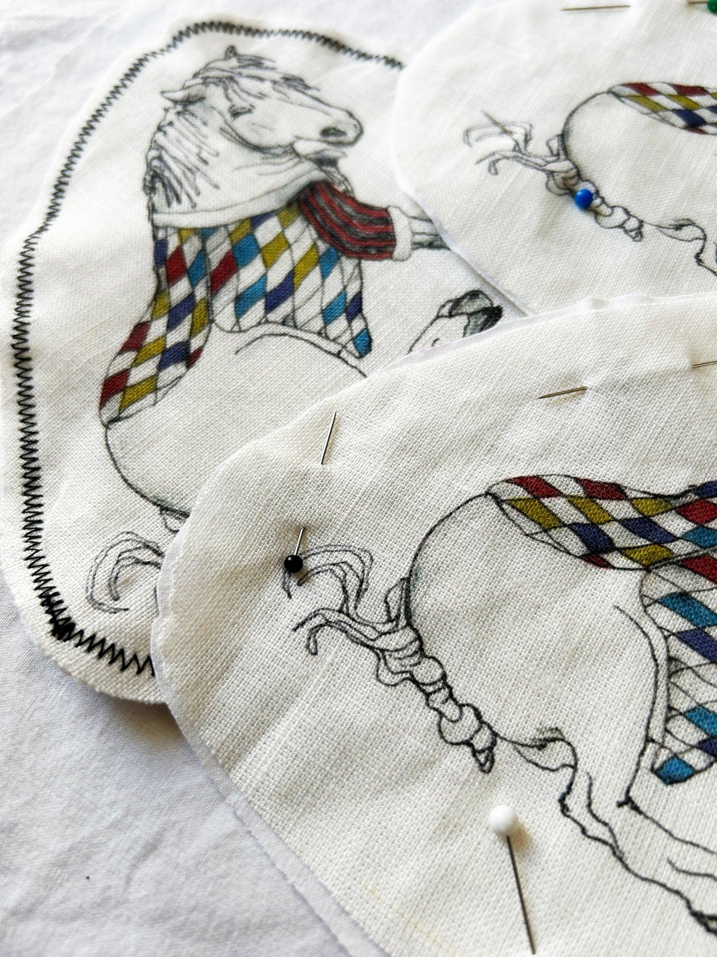 Unikt textilemblem - Dressed Horse