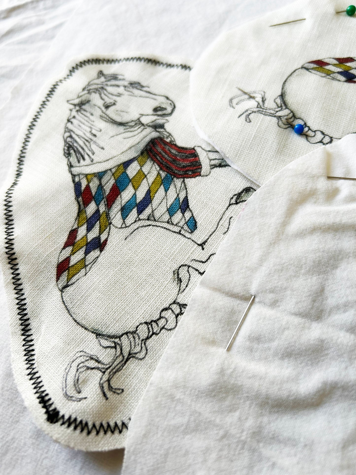 Unikt textilemblem - Dressed Horse