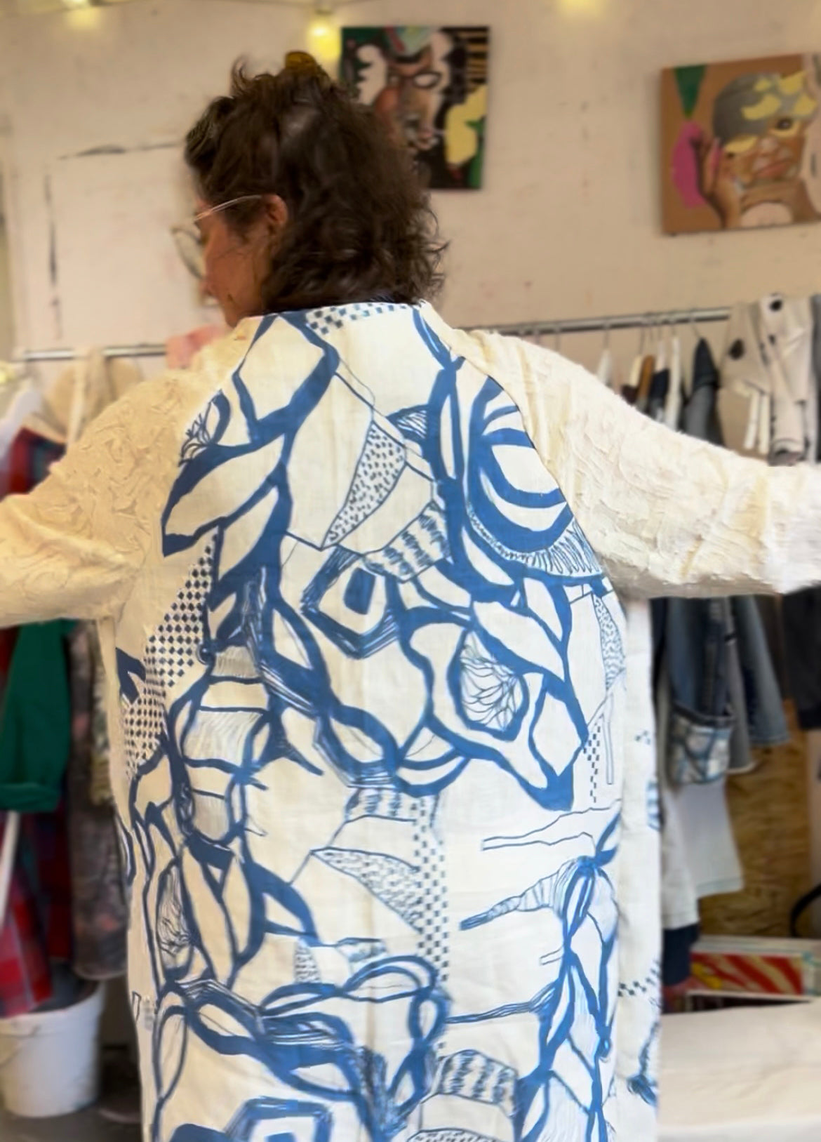 SOLD - Add new design - Skjortrock: Blommor & Broar Blue + ljust vintagetyg