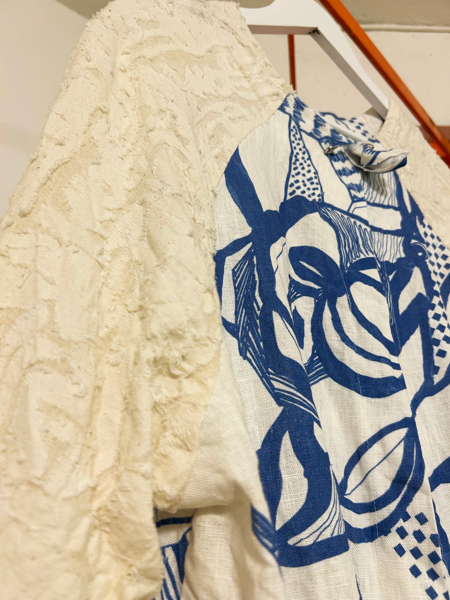 SOLD - Add new design - Skjortrock: Blommor & Broar Blue + ljust vintagetyg