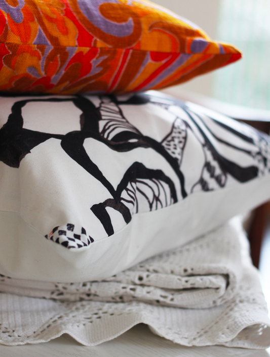 Kuddfodral Blommor & Broar svart-vit